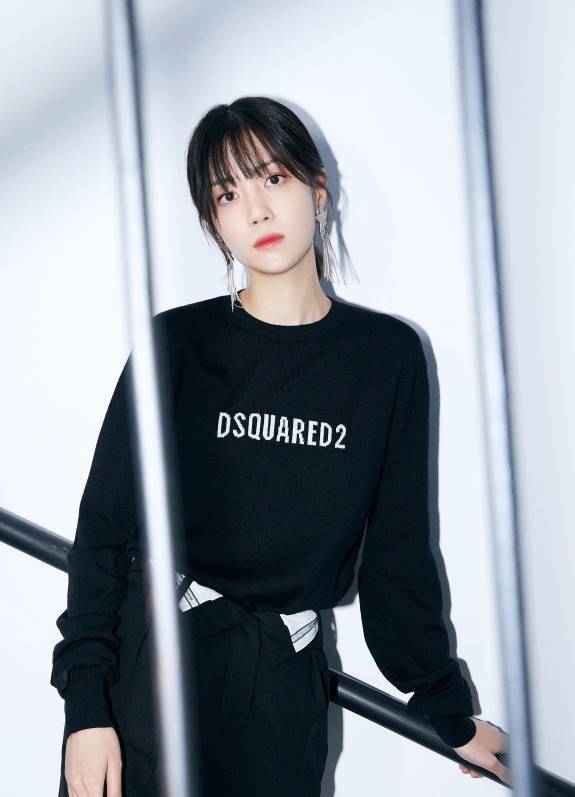 ��Ϫ�Ǵ���ɫ��ƬĨ�س�ȹ�����ߣ���·���³ſ�